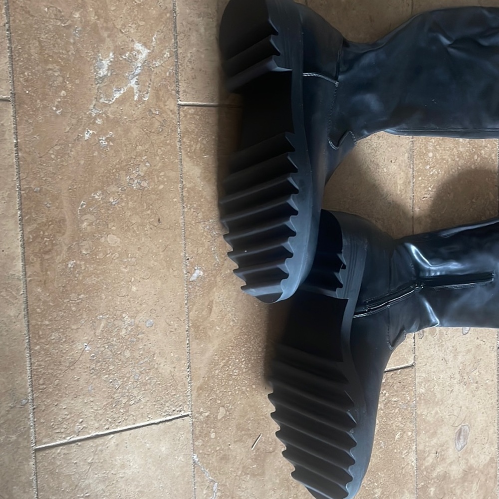 Brand new never worn. Boot is to big.